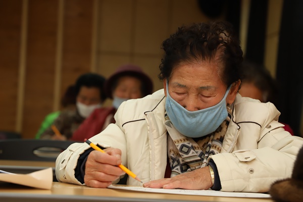  충북 옥천군 안남어머니학교에서 한 학생이 수업에 참여하고 있다