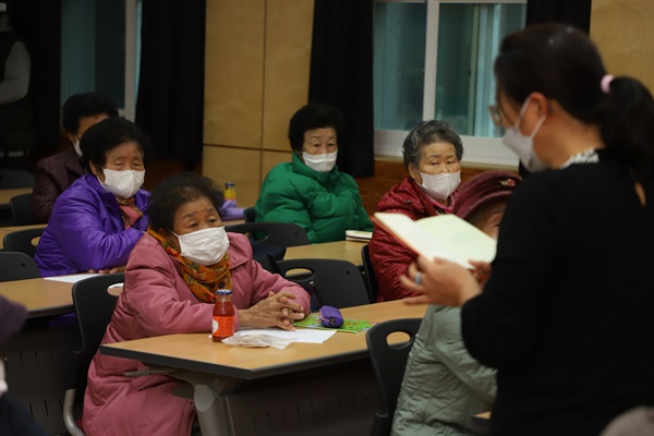  충북 옥천군 안남어머니학교에서 학생들이 수업에 참여하는 모습