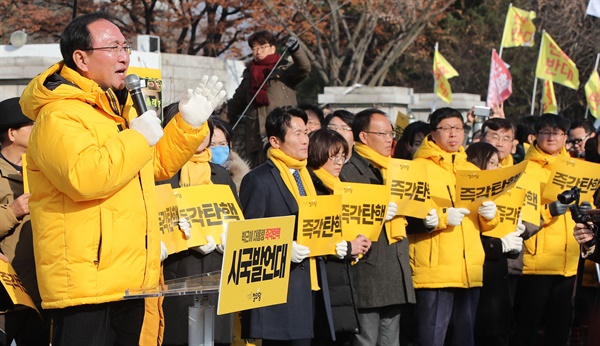 박근혜 대통령에 대한 탄핵소추안 표결일이었던 2016년 12월 9일 정의당 노회찬 원내대표가 서울 영등포구 국회 앞에서 열린 집회에서 발언을 하고 있는 모습. 