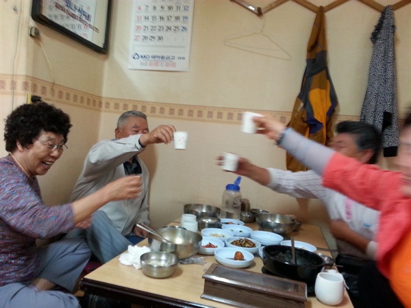 2014년 광주고등법원에서 무죄 선고 후 술 대신 물잔으로 건배하며 기뻐하는 가족들.