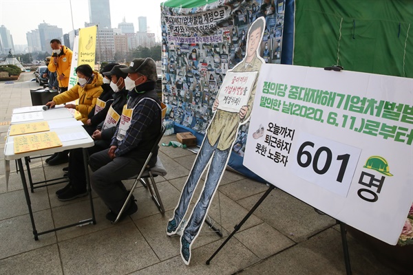 정의당 강은미 원내대표, 고 김용균 씨의 어머니 김미숙 김용균재단 이사장, 고 이한빛 PD의 아버지 이용관 씨, 중대재해 기업처벌법 운동본부 이상진 집행위원장이 27일 국회 본관 앞 단식농성장에서 17일째를 맞아 기자회견하고 있다.