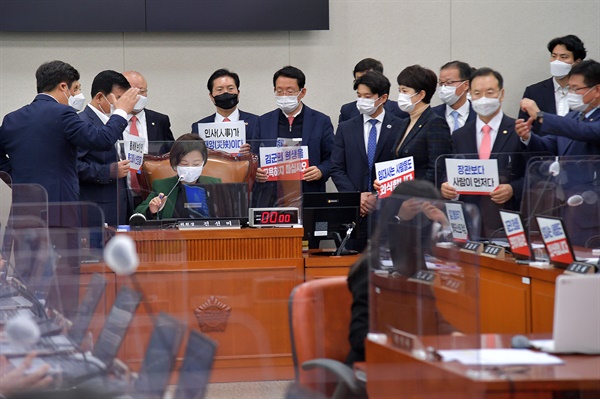  28일 국회 국토교통위원회 전체회의에서 국민의힘 의원들이 진선미 위원장석 주변을 둘러싸고 항의하는 가운데, 변창흠 국토교통부 장관 후보자 인사청문경과보고서 채택의 건에 대한 표결이 진행되고 있다. 국토교통위는 변 후보자에 대한 인사청문 경과보고서를 채택했다.