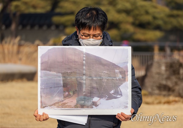 28일 오후 서울 종로구 청와대 앞 분수대에서 비닐하우스 숙소 사망 관련 진실 규명 및 대책마련 촉구 기자회견이 열리고 있다. 앞서 캄보디아 이주노동자가 비닐하우스 기숙사에서 사망한 것이 알려진 바 있다. 