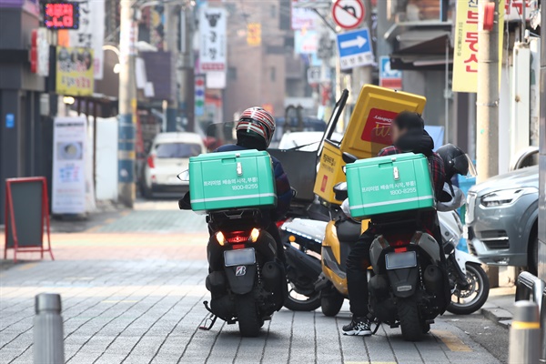 2020년 12월 28일 서울 시내에서 배달대행 종사자들이 도로를 주행하고 있다. 국토교통부, 고용노동부, 경찰청은 이날부터 배달대행 종사자 교통사고 예방을 위해 사업주가 지켜야 할 법적 준수사항과 권고사항을 명시한 '이륜차 음식배달 종사자 보호 가이드라인'을 주요 업계에 배포한다고 밝혔다. 