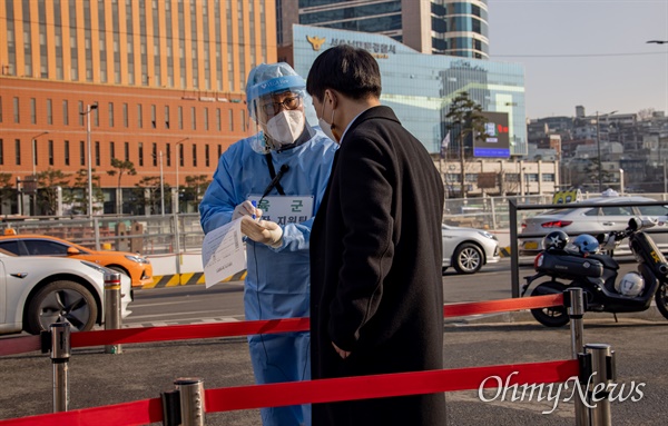 28일 오후 서울역 광장에 마련된 코로나19 선별진료소에서 시민들이 검사를 받기 위해 줄을서 있다.