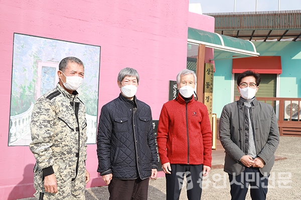  용인시 처인구 남사면 완장2리 상동마을을 이끌고 있는 사람들. 마을 운영위원회는 마을 기금을 긴급생계비 명목으로 가구에 지원하기로 결정하고, 주민들은 서면으로 총회를 열어 운영위 결정을 의결했다. 왼쪽부터 서성세 운영위원, 이기용 노인회장, 엄오용 이장, 김재연 운영위원장