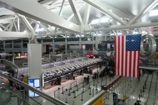 미국 공항에 도착하고 찍은 사진이다. 미국에 왔다.