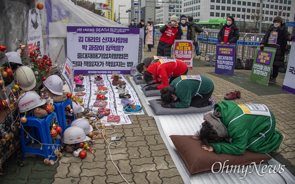 산업재해 사망 유가족과 시민단체 회원들이 29일 오전 서울 국회 앞에서 중대재해기업처벌법 재정을 촉구하며 릴레이 2400배를 하고 있다.
