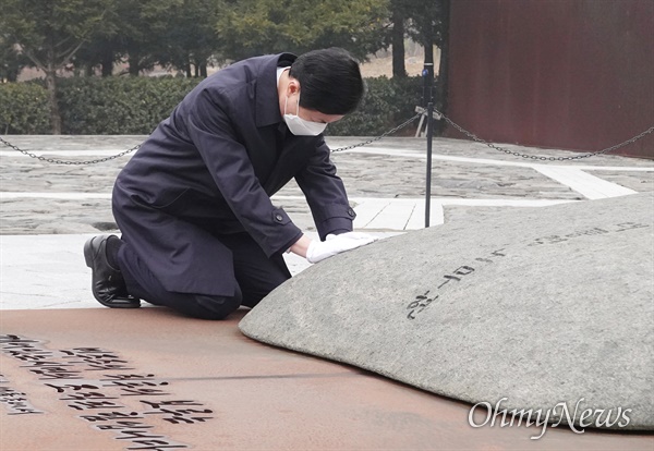 김영춘 전 국회 사무총장이 29일 김해 봉하마을 노무현 전 대통령 묘역을 찾아 참배하고 있다.