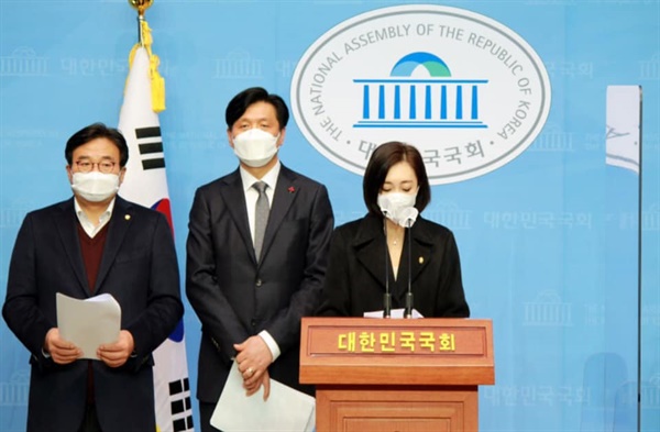  더불어민주당 의원들이 29일 오후 국회에서 기자회견을 열고 국민의힘이 요구한 JTBC 드라마 <언더커버> 제작 중단 요구를 비판했다.