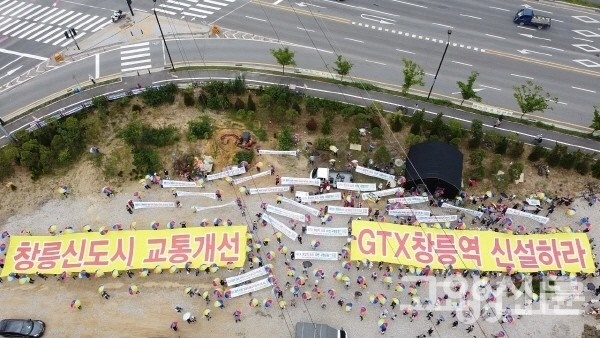  지난 7월 도래울마을연합회 등 '덕양연합회'주민들이 덕양구 용두동 화랑사거리에서 주최한 GTX창릉역 유치 집회 모습. 해당 위치는 GTX창릉역 예상지로 유력하다.