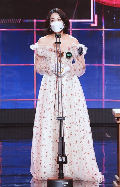 'MBC 방송연예대상' 고은아, 솔직한 예능 샛별 고은아 배우가 29일 오후 열린 <2020 MBC 방송연예대상>에서 신인상을 수상하고 있다.