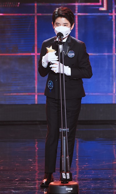 'MBC 방송연예대상' 김강훈, 예능신인된 8년차 배우 김강훈 배우가 29일 오후 열린 <2020 MBC 방송연예대상>에서 신인상을 수상하고 있다.
