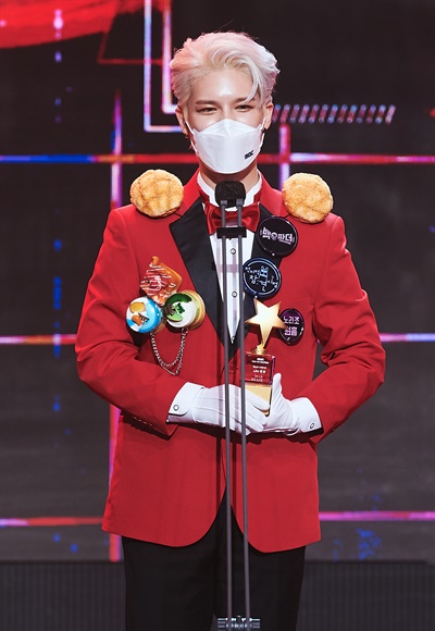 'MBC 방송연예대상' 원흠, 노라조 공신 노라조의 원흠이 29일 오후 열린 <2020 MBC 방송연예대상>에서 베스트 드레서상을 수상하고 있다.