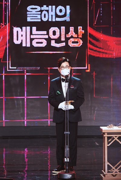 'MBC 방송연예대상' 김성주, 예능인 굳히기! 김성주 방송인이 29일 오후 열린 <2020 MBC 방송연예대상>에서 올해의 예능인상을 수상하고 있다.
