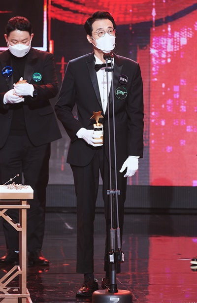 'MBC 방송연예대상' 이윤석, 나도 상 받았다! <복면가왕>팀의 이윤석 코미디언이 29일 오후 열린 <2020 MBC 방송연예대상>에서 베스트 포맷상을 수상하고 있다.