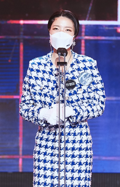 'MBC 방송연예대상' 안영미, 인기만점! 안영미 코미디언이 29일 오후 열린 <2020 MBC 방송연예대상>에서 인기상을 수상하고 있다.