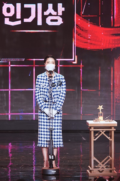 'MBC 방송연예대상' 안영미, 인기만점! 안영미 코미디언이 29일 오후 열린 <2020 MBC 방송연예대상>에서 인기상을 수상하고 있다.