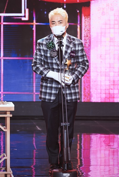 'MBC 방송연예대상' 유병재, 열일하는 귀요미 <전지적 참견시점>팀의 유병재 코미디언이 29일 오후 열린 <2020 MBC 방송연예대상>에서 베스트 팀워크상을 수상하고 있다.