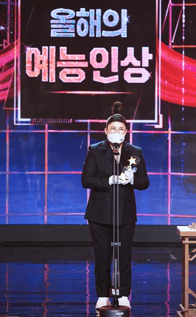 'MBC 방송연예대상' 이영자, 맛집 사장님처럼 이영자 코미디언이 29일 오후 열린 <2020 MBC 방송연예대상>에서 올해의 예능인상을 수상하고 있다.