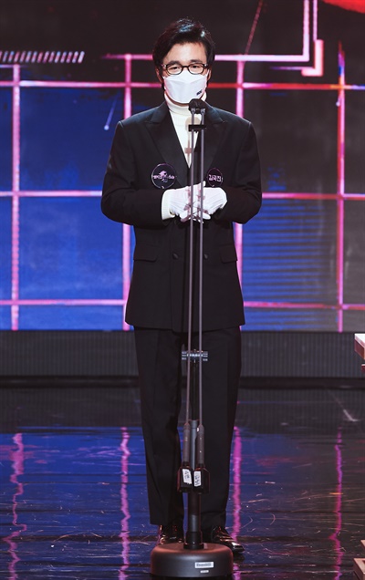 'MBC 방송연예대상' 김국진, 라디오스타의 스타 김국진 코미디언이 29일 오후 열린 <2020 MBC 방송연예대상>에서 공로상을 수상하고 있다.