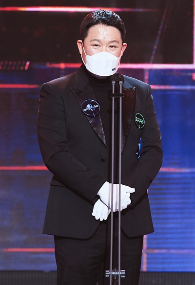 'MBC 방송연예대상' 김구라, 좋은 프로그램 만나 성장 김구라 방송인이 29일 오후 열린 <2020 MBC 방송연예대상>에서 올해의 예능인상을 수상하고 있다.