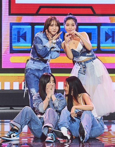 'MBC 방송연예대상' 마마무, 사랑스런 축하공연 마마무가 29일 오후 열린 <2020 MBC 방송연예대상>에서 축하공연을 하고 있다.