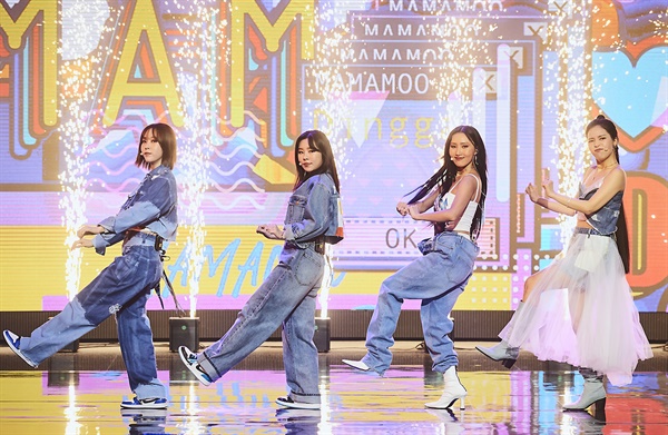 'MBC 방송연예대상' 마마무, 사랑스런 축하공연 마마무가 29일 오후 열린 <2020 MBC 방송연예대상>에서 축하공연을 하고 있다.