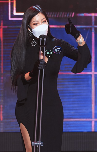 'MBC 방송연예대상' 제시, 우수상 컴온 제시 가수가 29일 오후 열린 <2020 MBC 방송연예대상>에서 뮤직&토크 여자부문 우수상을 수상하고 있다.