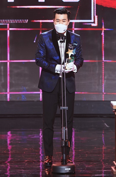 'MBC 방송연예대상' 김종민, 엉뚱발랄 매력! 김종민 방송인이 29일 오후 열린 <2020 MBC 방송연예대상>에서 뮤직&토크 남자부문 우수상을 수상하고 있다.