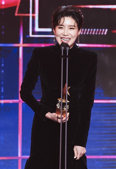 'MBC 방송연예대상' 장도연, 진행도 하고 상도 받고 장도연 코미디언이 29일 오후 열린 <2020 MBC 방송연예대상>에서 버라이어티 우수상을 수상하고 있다.