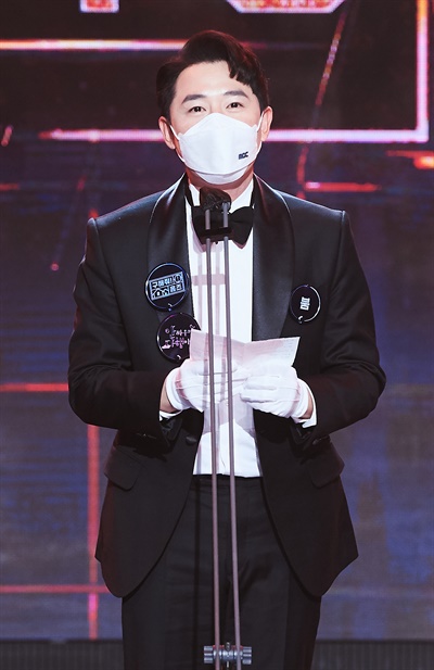 'MBC 방송연예대상' 붐, 15년 만의 기쁨 붐 방송인이 29일 오후 열린 <2020 MBC 방송연예대상>에서 버라이어티 우수상을 수상하고 있다.