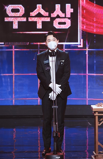 'MBC 방송연예대상' 붐, 15년 만의 기쁨 붐 방송인이 29일 오후 열린 <2020 MBC 방송연예대상>에서 버라이어티 우수상을 수상하고 있다.