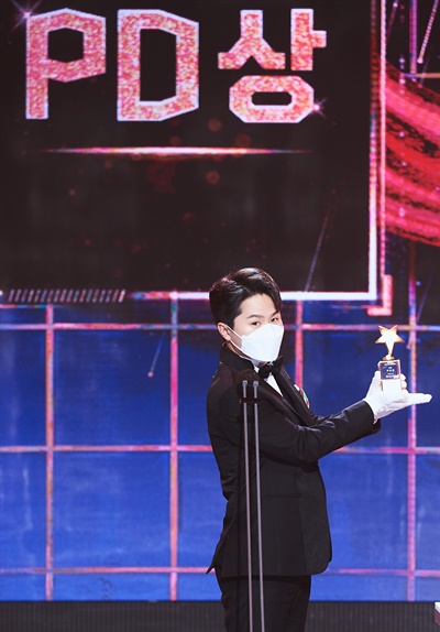 'MBC 방송연예대상' 양세형, 백종원 대리수상 양세형 코미디언이 29일 오후 열린 <2020 MBC 방송연예대상>에서 PD상을 수상한 백종원 요리가를 대신해 대리수상을 하고 있다.