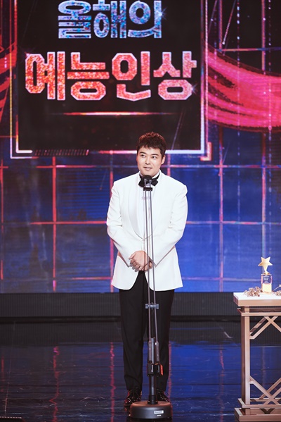 'MBC 방송연예대상' 전현무, 욕심나는 대상 전현무 방송인이 29일 오후 열린 <2020 MBC 방송연예대상>에서 올해의 예능인상을 수상하고 있다.