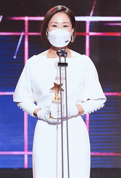 'MBC 방송연예대상' 정선희, 라디오로 주는 위로 정선희 방송인이 29일 오후 열린 <2020 MBC 방송연예대상>에서 라디오 최우수상을 수상하고 있다.