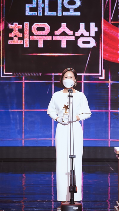 'MBC 방송연예대상' 정선희, 라디오로 주는 위로 정선희 방송인이 29일 오후 열린 <2020 MBC 방송연예대상>에서 라디오 최우수상을 수상하고 있다.