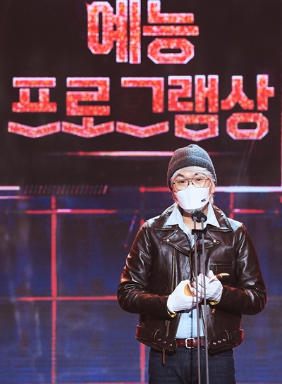 'MBC 방송연예대상' 김태호 PD, 놀면 뭐하니? 9관왕 김태호 PD가 29일 오후 열린 <2020 MBC 방송연예대상>에서 <놀면 뭐하니?>로 올해의 예능 프로그램상을 수상하고 있다.