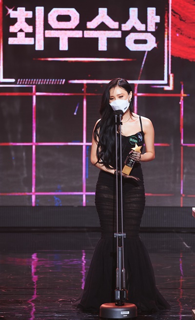 'MBC 방송연예대상' 화사, 거침없는 질주 화사 가수가 29일 오후 열린 <2020 MBC 방송연예대상>에서 버라이어티 여자부문 최우수상을 수상하고 있다.