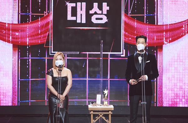 'MBC 방송연예대상' 박나래-조인성, 대상 발표 박나래 코미디언과 조인성 배우가 29일 오후 열린 <2020 MBC 방송연예대상>에서 대상 수상자를 발표하고 있다.