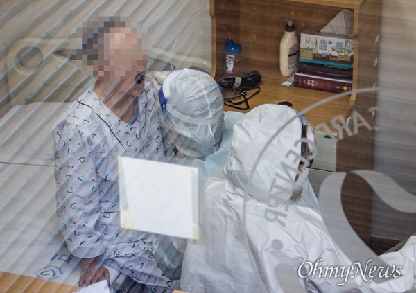 30일 오전 환자와 의료진이 코로나19 집단감염이 발생해 코호트 격리가 시행된 서울 구로구의 한 요양병원에서 한 입원환자가 선별 검사를 받고 있다.