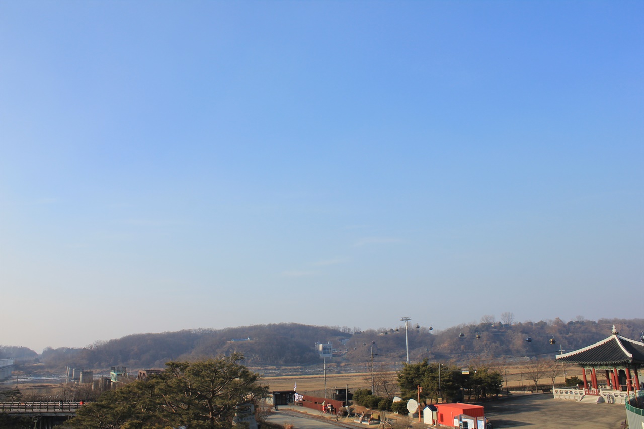 신분증만 제시하면 갈수 있는 임진강 건너편 개성 장단군 ‘임진각 평화곤돌라’는 민통선 내 역사·자연 풍광을 국방부의 별도 출입허가 절차와 인원제한 없이 자유롭게 하늘을 통해 건너 갈수 있는 시설이라는 것이 큰 매력이다.