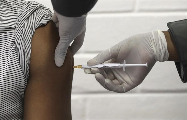 지난 6월 남아프리카공화국 요하네스버그 소웨토 지역에서 한 임상시험 참가자가 영국 옥스퍼드대와 다국적 제약사 아스트라제네카가 공동개발한 코로나19 백신을 투여받고 있다. 아스트라제네카는 옥스퍼드대와 공동개발 중인 코로나19 백신의 임상 3상 중간분석 결과 평균 70%의 면역 효과를 확인했다고 11월 23일(현지시간) 밝혔다. 이 백신은 투약 방법을 조절하면 면역 효과가 90%까지 올라가는 것으로 나타났다.