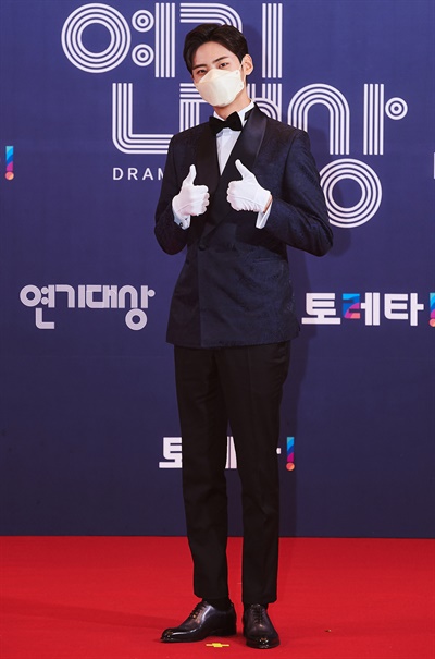 'MBC 연기대상' 이진혁, 가릴 수 없는 깔끔함 이진혁 배우가 30일 오후 비대면으로 열린 <2020 MBC 연기대상> 포토월에서 포즈를 취하고 있다.