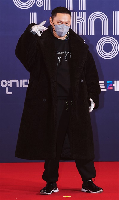 'MBC 연기대상' 양동근, 유쾌한 포즈장인 양동근 배우가 30일 오후 비대면으로 열린 <2020 MBC 연기대상> 포토월에서 포즈를 취하고 있다.
