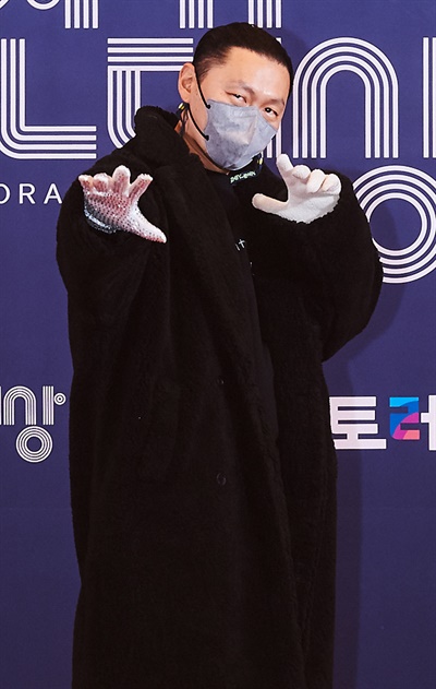 'MBC 연기대상' 양동근, 유쾌한 포즈장인 양동근 배우가 30일 오후 비대면으로 열린 <2020 MBC 연기대상> 포토월에서 포즈를 취하고 있다.