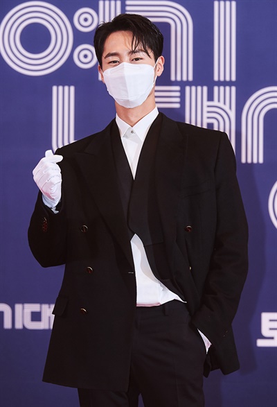 'MBC 연기대상' 이재욱, 거친듯 부드럽게 이재욱 배우가 30일 오후 비대면으로 열린 <2020 MBC 연기대상> 포토월에서 포즈를 취하고 있다.