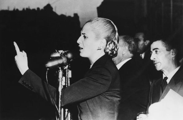 1951년 연설하고 있는 에바 페론. 일부 보수우익에게 포퓰리스트 악마라고 매도당하지만, 그는 아르헨티나 여성 인권에 매우 중요한 역할을 했던 인물이다.