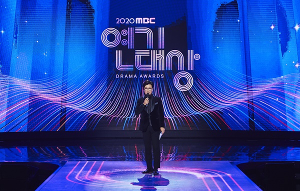 'MBC 연기대상' 김성주, 코로나19로 짝꿍없이 김성주 방송인이 30일 오후 서울 상암동 MBC사옥에서 열린 <2020 MBC 연기대상>에서 진행을 하고 있다.