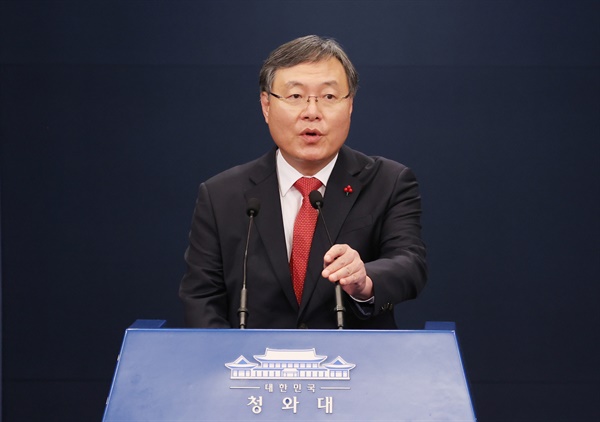 신현수 민정수석이 31일 오후 청와대 춘추관 대브리핑룸에서 인사말을 하고 있다.